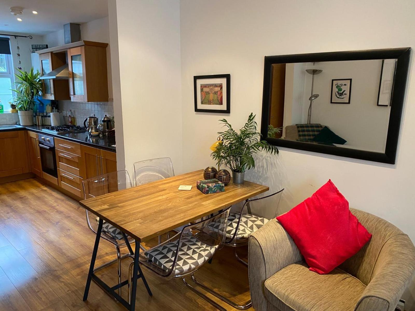True Colours Apartment In Central Location Bangor  Kültér fotó